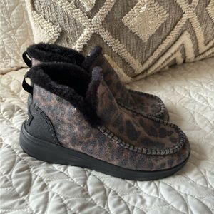 Women’s Hey Dude Denny - Leo Nut shoes. Size 9